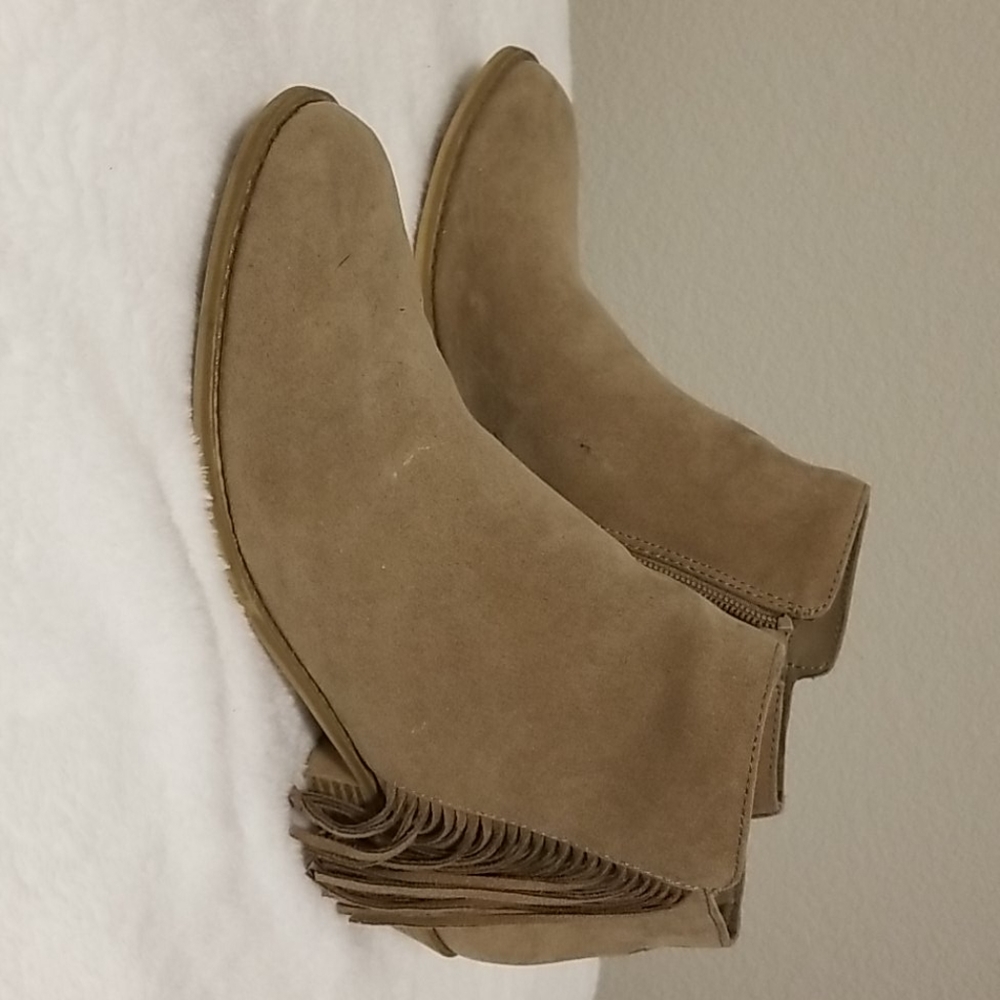 Cute beige booties..girls 5 fit a womens 7
